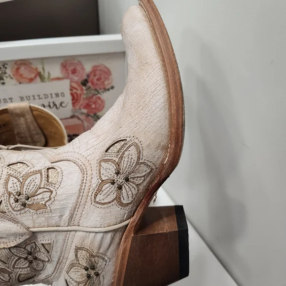 🤩EUC Shyanne Floral Embroidered Zip Side Western Cowgirl Ankle Booties, Cream - Picture 14 of 16